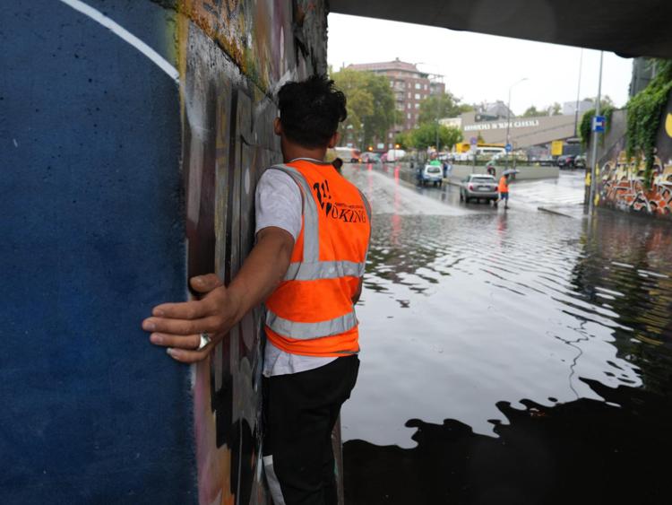 Auto nei sottopassi a Milano (Fotogramma)