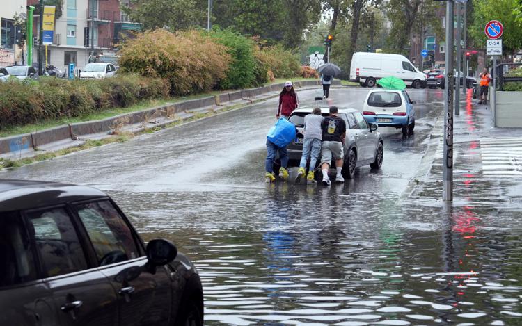 Auto ferme per il nubifragio a Milano (Fotogramma)