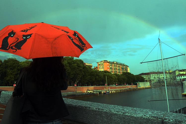 Arcobaleno sulla darsena, dopo il temporale pomeridiano (maurizio maule, Milano - 2015-05-26) p.s. la foto e' utilizzabile nel rispetto del contesto in cui e' stata scattata, e senza intento diffamatorio del decoro delle persone rappresentate - FOTOGRAMMA