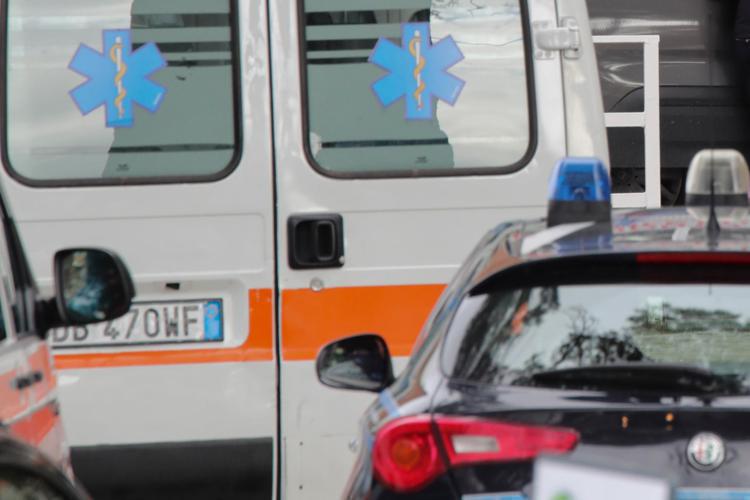 Ambulanza e auto dei carabinieri  - (Fotogramma)