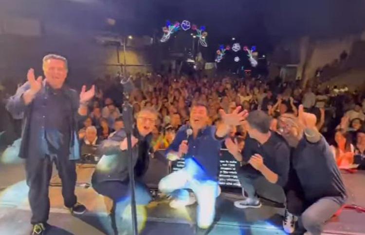 Max Giusti e i cori per Sinner sul palco in provincia di Teramo - Instagram