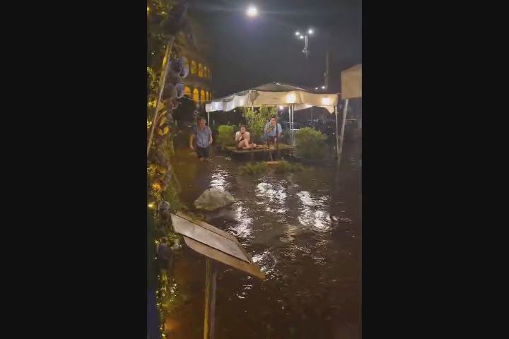 Nubifragio a Roma - il locale diventa una piscina 