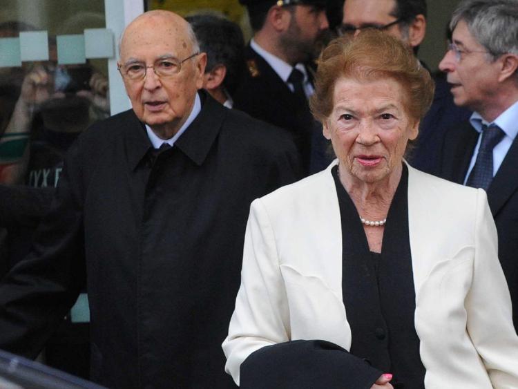 L'ex presidente della Repubblica Giorgio Napolitano con la moglie Clio (Fotogramma)