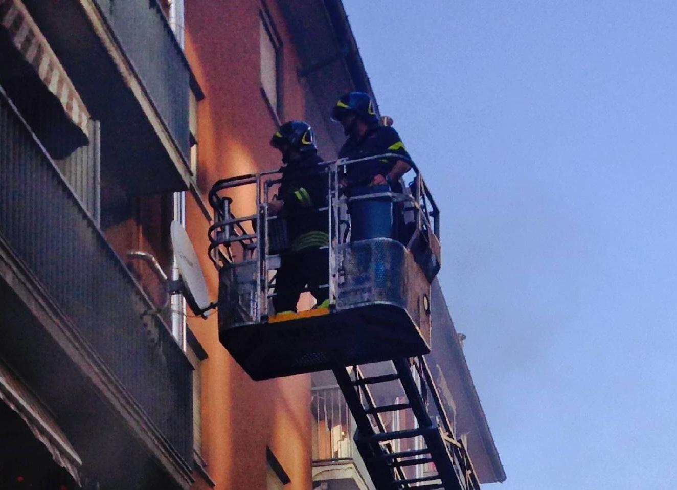 Milano - pesa 220 chili e non riesce a uscire per andare in ospedale: evacuato dal balcone