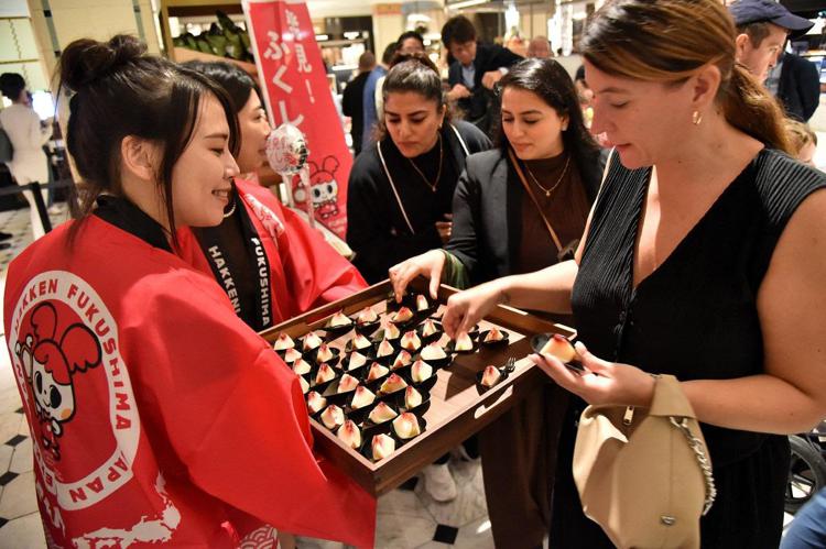 Vendita pesche di Fukushima da Harrods (Afp)