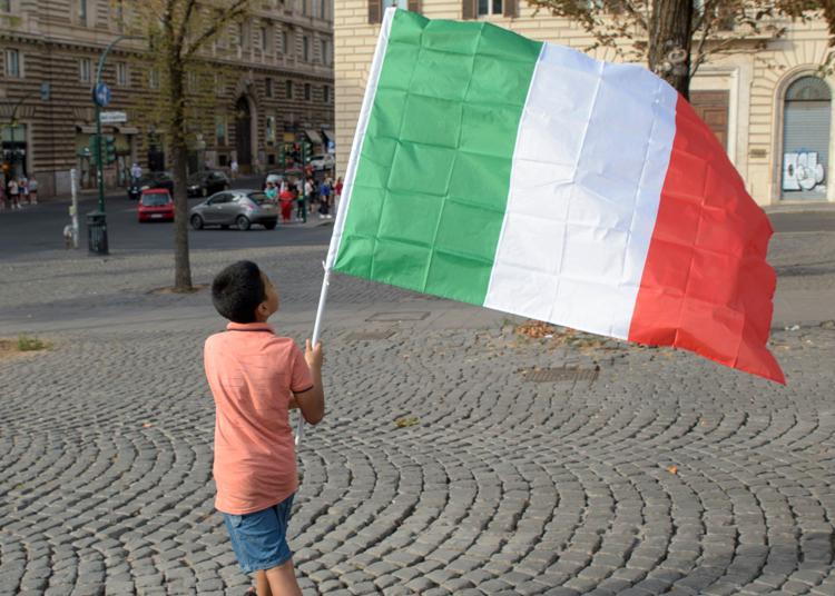 Bambino con bandiera italiana - (Fotogramma)