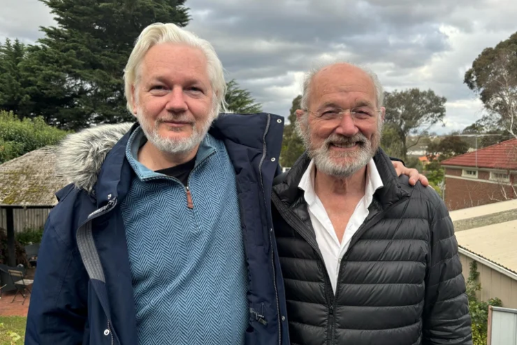 Julian Assange e suo padre, John Shipton a Melbourne (Australia).