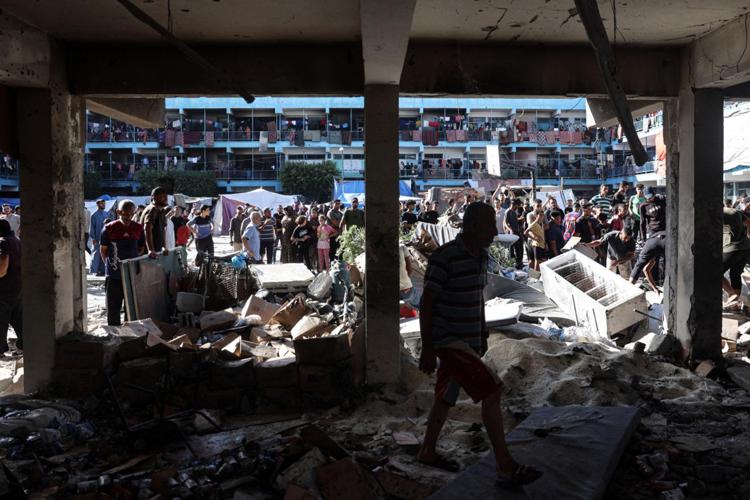 Macerie dopo il raid sulla scuola a Nuseirat, Gaza - Afp