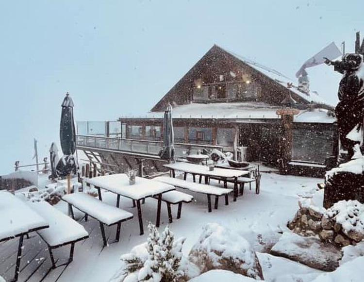 Maltempo, neve di settembre sulle Dolomiti: il paesaggio è da favola - Video