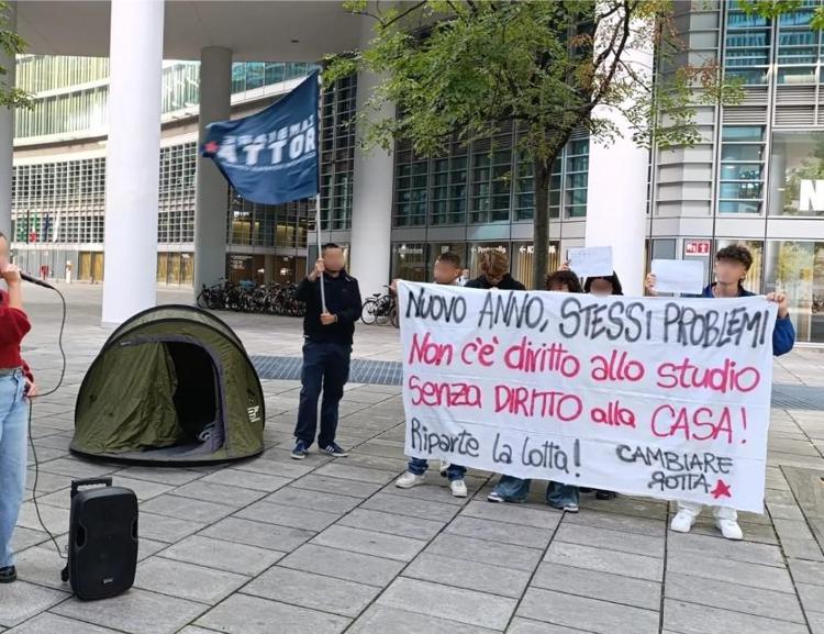 Studenti in presidio a Milano, 'diritto allo studio è anche studentati gratuiti e accessibili'