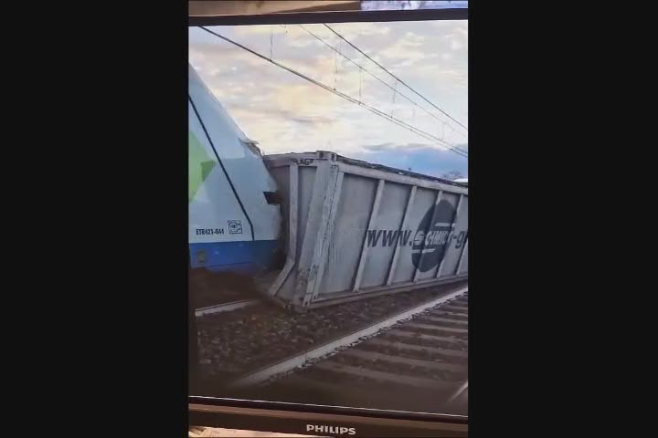 Treno contro container - incidente a Milano: il video