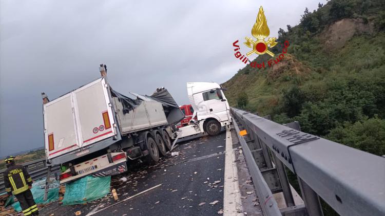 Il tir che ha sbandato, foto dei Vigili del fuoco 