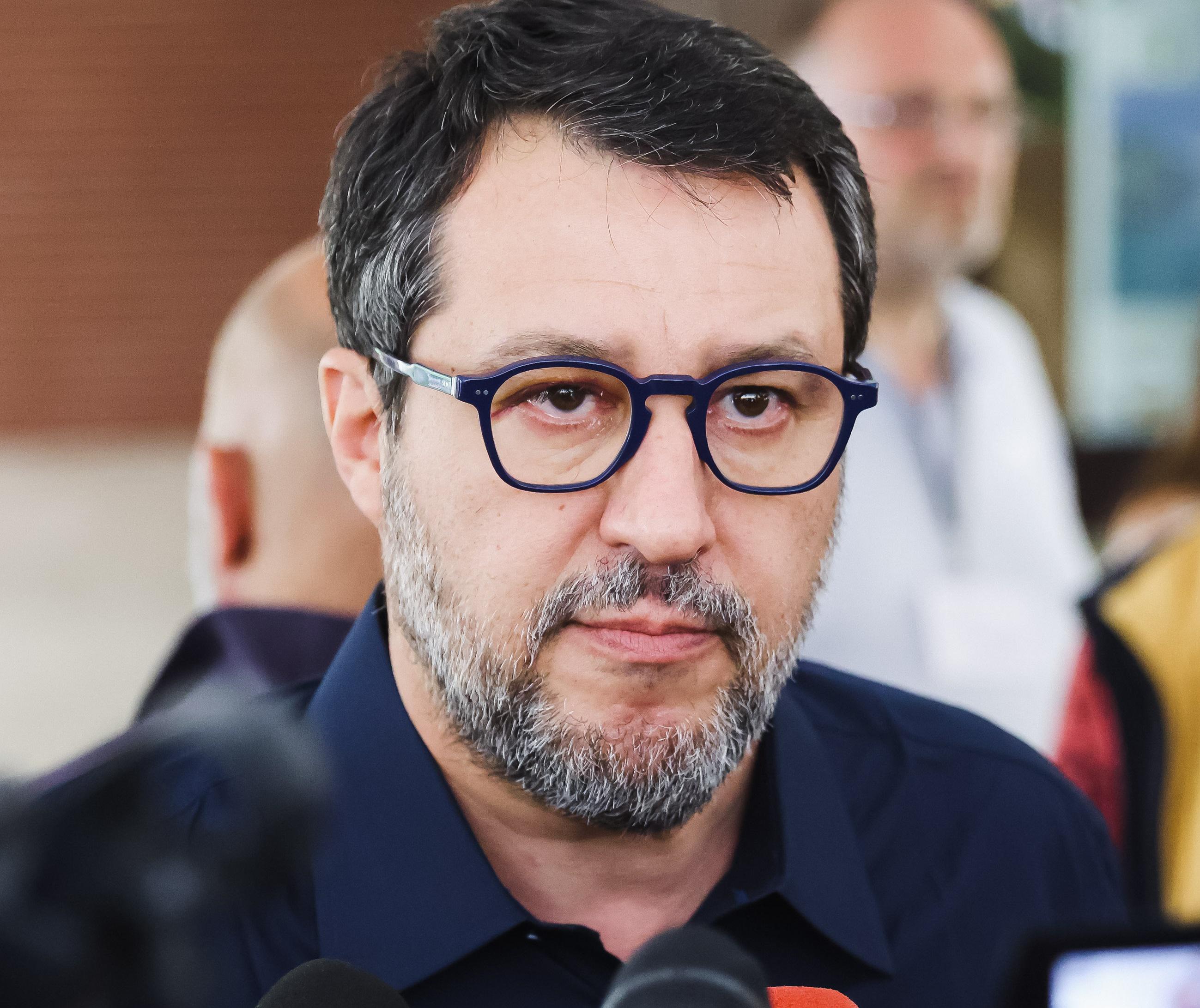 Processo Open Arms - naufrago chiede risarcimento di 50mila euro a Salvini