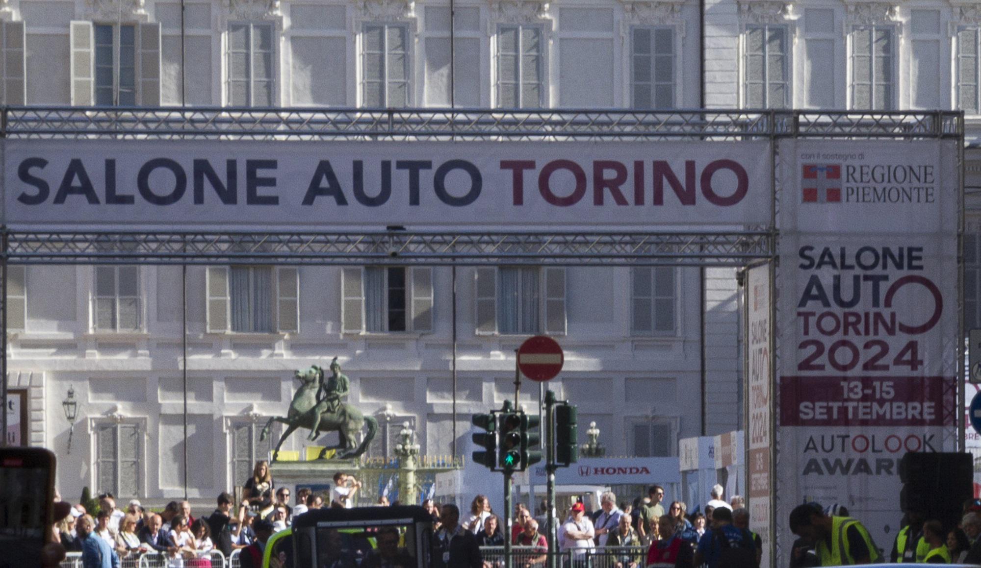 Torino - auto da rally sulla folla in piazza San Carlo: 5 in ospedale