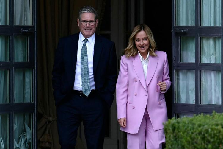 UK premier Keir Starmer (L) with Italy's prime minister Giorgia Meloni (R)