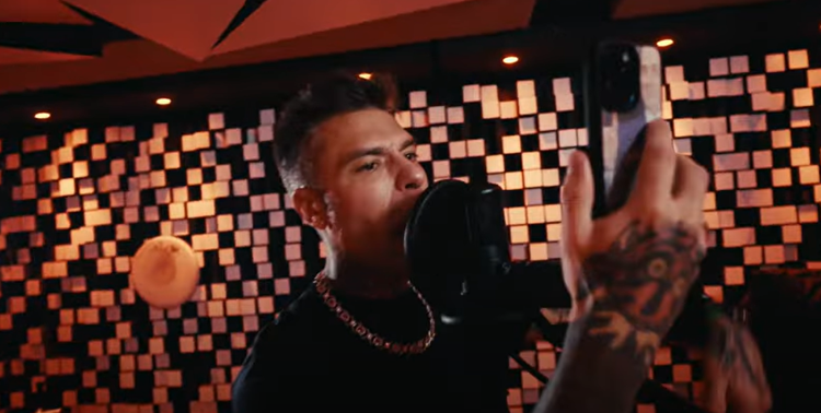 Fedez, un rap contro Tony Effe: "Infame, scrivevi a mia moglie mentre mi abbracciavi"