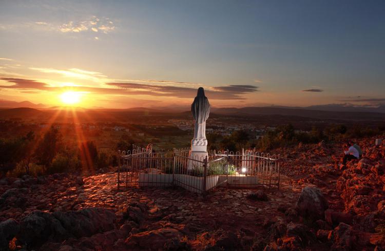 Tramonto sulla Madonna di Medjugorje - Fotogramma /Ipa