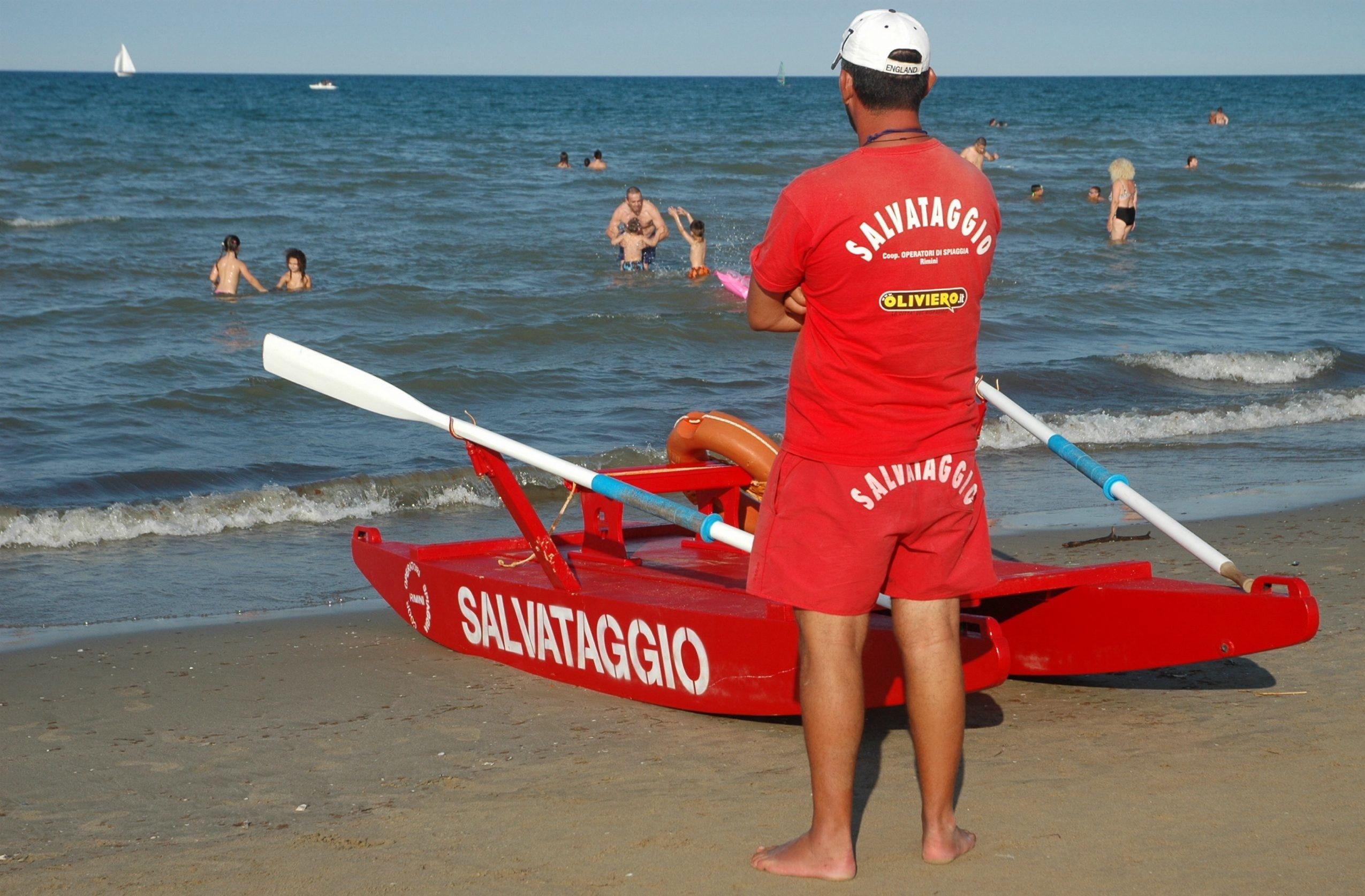 Bagnino si tuffa e salva turista - ma la Capitaneria lo multa