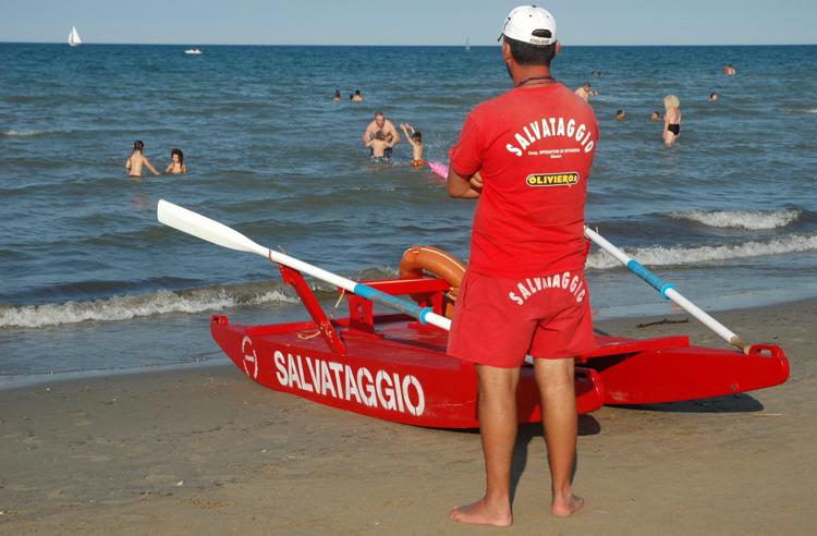 Un bagnino in spiaggia (Fotogramma)