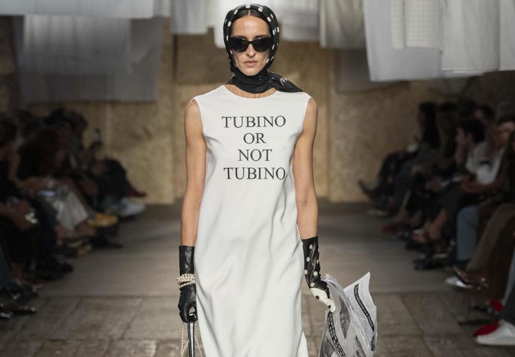 Il look finale della spring-summer 2025 di Moschino