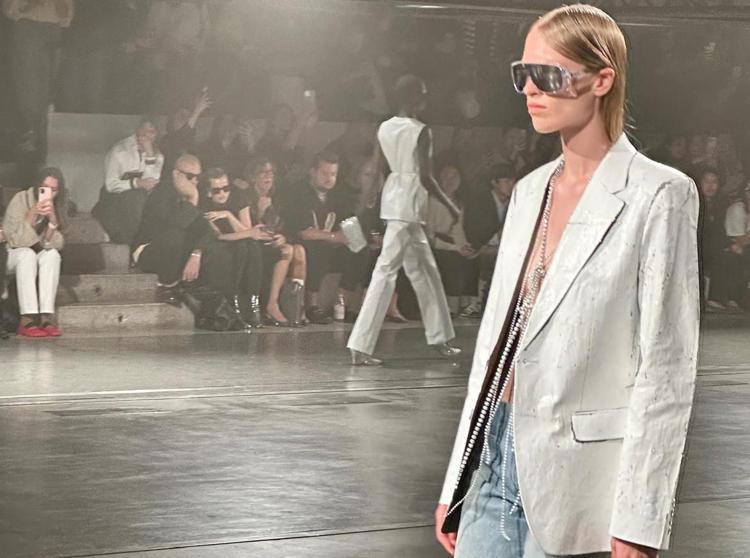 Una elle uscite della ss 2025 di MM6 Maison Margiela (AdnKronos)