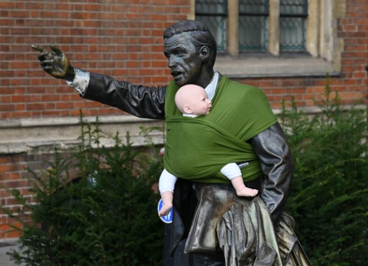 La statua di John Seward Johnson II a Londra - Ig / The Dad Shift