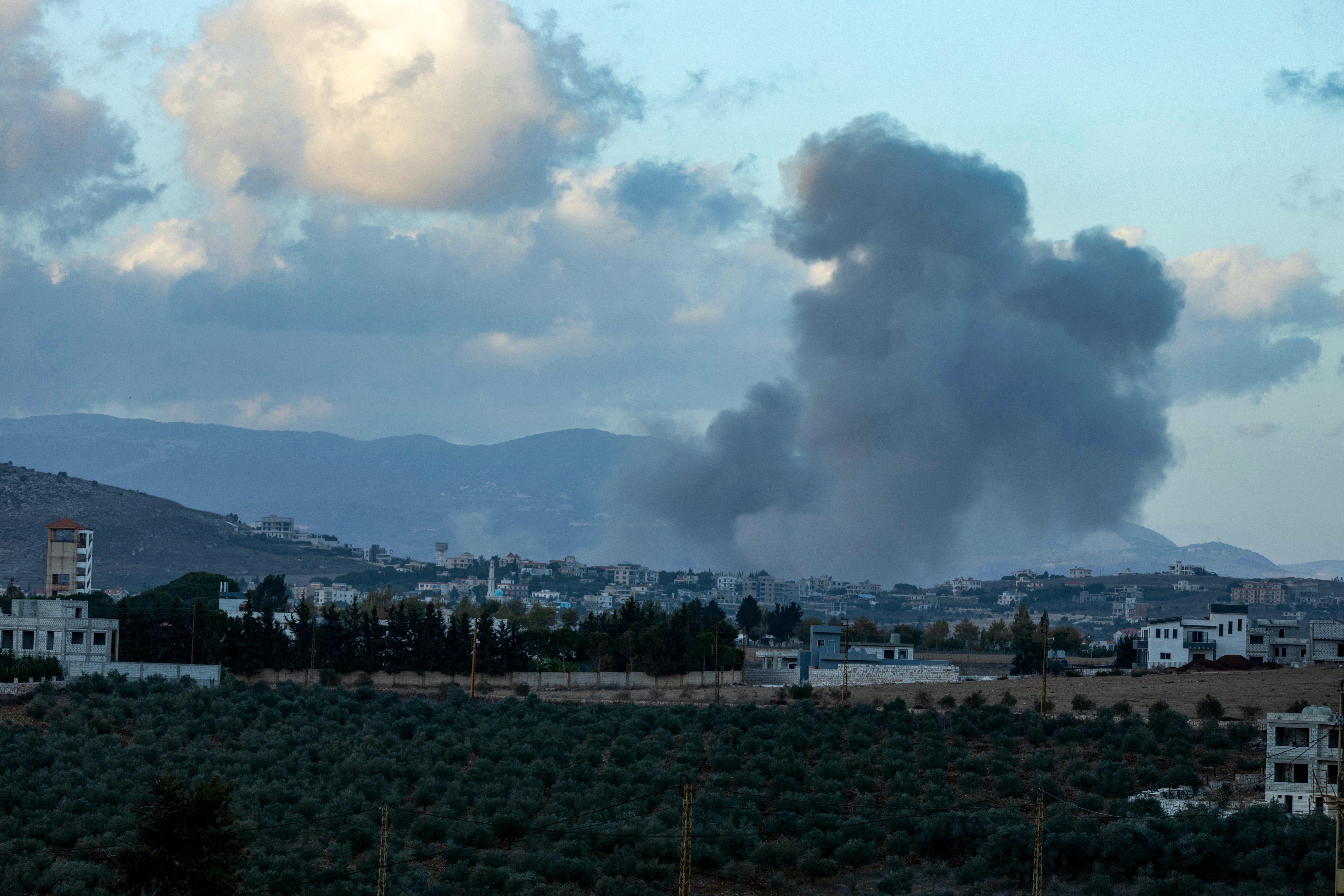 Israele bombarda il sud del Libano: Distrutti centinaia di razzi pronti al lancio