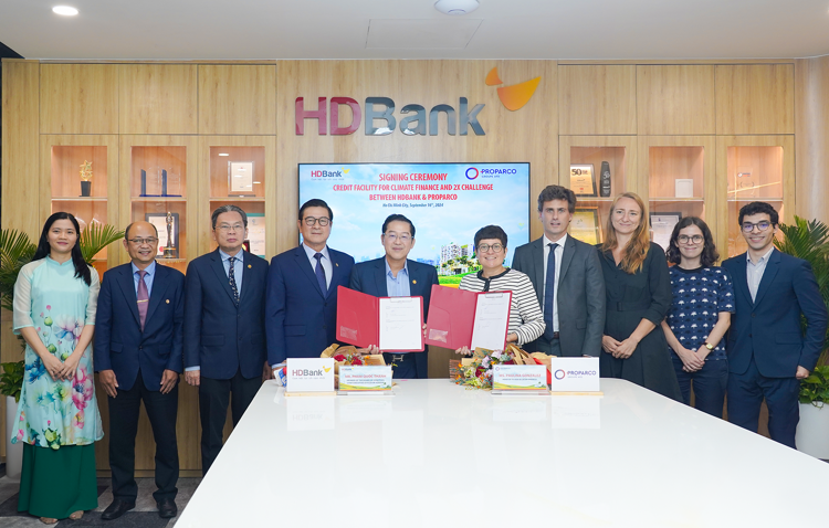 HDBank and Proparco’s leaders at the signing ceremony for a credit facility worth US$50 million