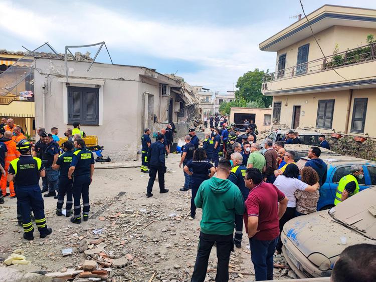 Soccorsi sul luogo del crollo (Fotogramma)