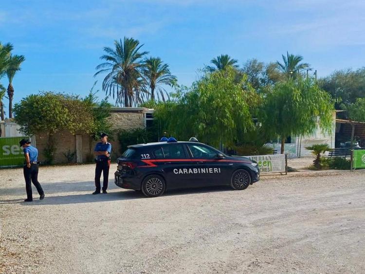 Carabinieri sul luogo della sparatoria (Fotogramma)