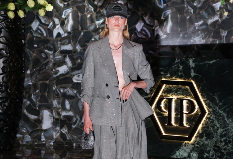 Una delle uscite della spring-summer 2025 di Philipp Plein