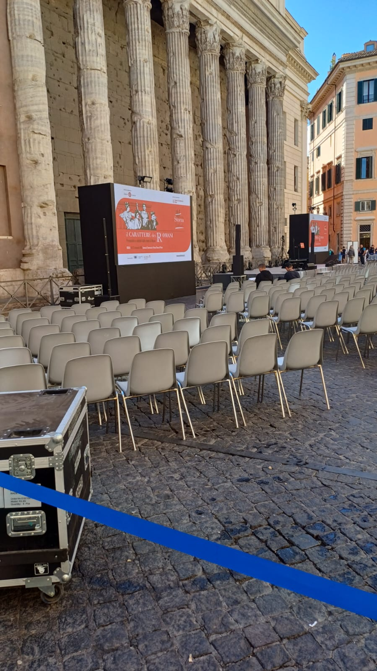 Ultima giornata a piazza di Pietra per il 'Roma Storia Festival', tra omaggio a Gigi Proietti e 'cacio e pepe'