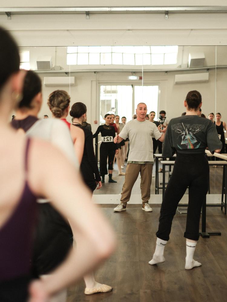 Il regista e coreografo Giuliano Peparini durante una classe nella sua Accademia, inaugurata oggi a Roma