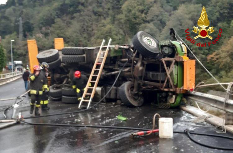 Il camion ribaltato a Pontebbia, Udine