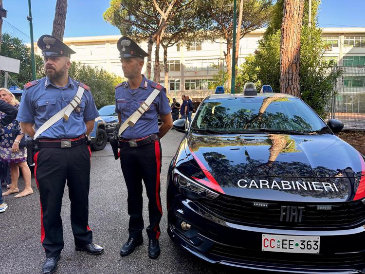 Napoli, studente cade dalla finestra a scuola: è grave