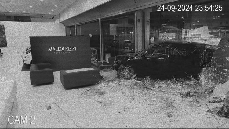 Auto sfonda una vetrina di Maldarizzi Automotive. Una trovata virale del dealer che lancia iniziative chiare e trasparenti