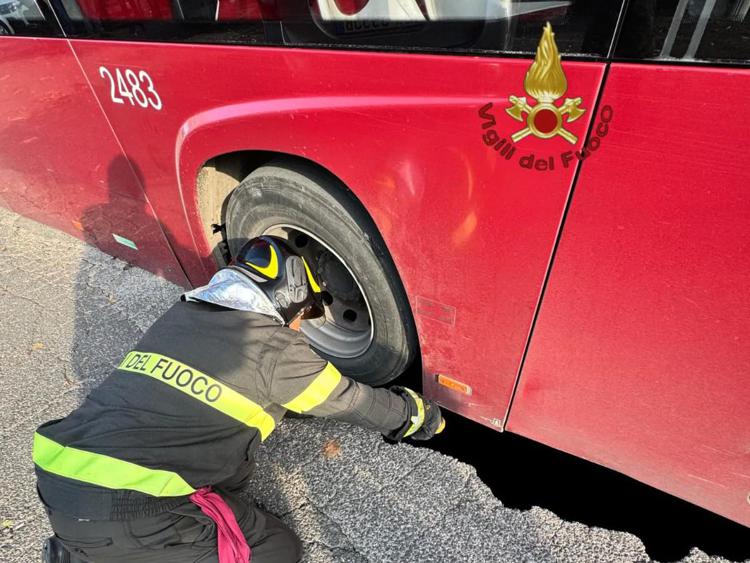 Roma, bus finisce in una voragine