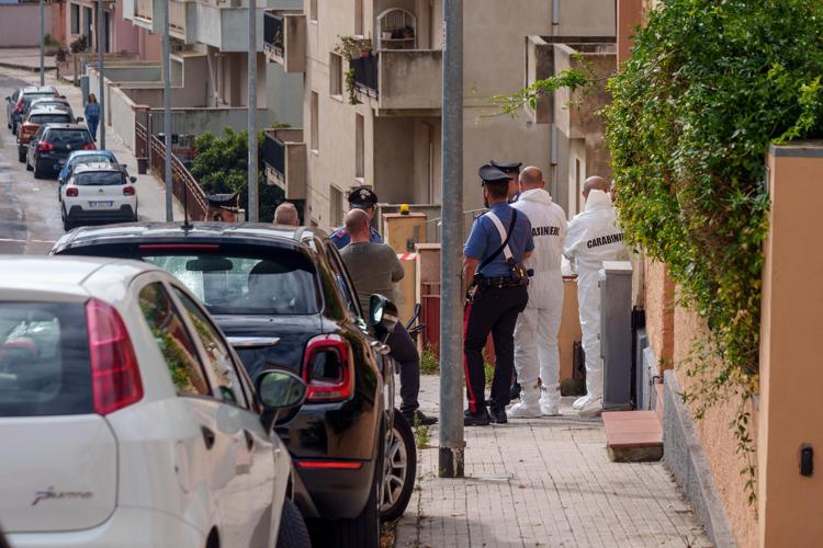 Nuoro, carabinieri davanti alla casa della strage - Fotogramma