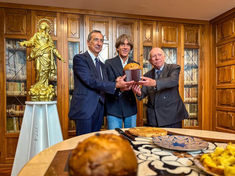 Il sindaco di Milano, Giuseppe Sala, con lo chef Davide Oldani e il presidente di Veneranda Fabbrica del Duomo di Milano, Fedele Confalonieri