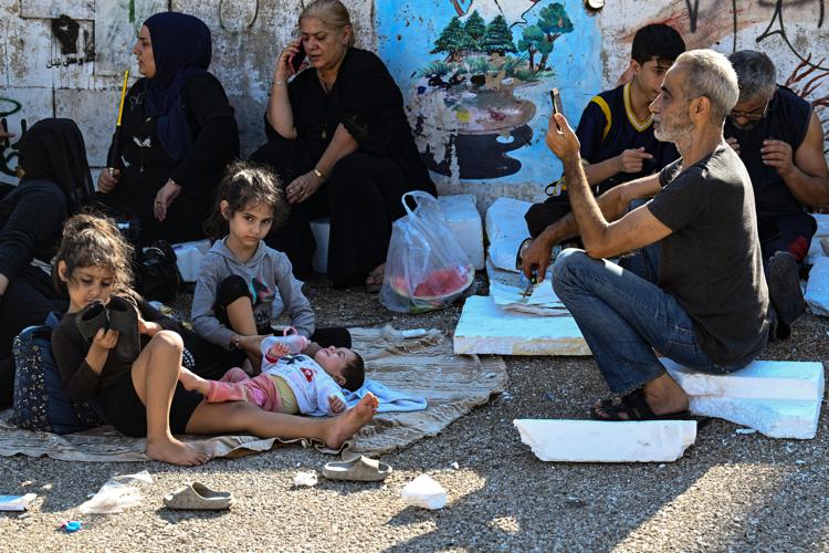 Civili sfollati in strada in Libano - Afp