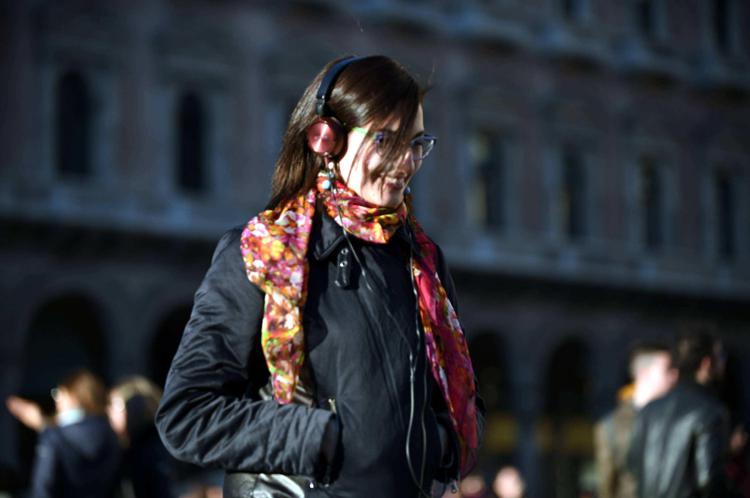 GIOVANI RAGAZZI ASCOLTANO MUSICA CON LE CUFFIE, CUFFIONI IN PIAZZA DUOMO (Marfisi/Matarazzo, MILANO - 2016-04-25) p.s. la foto e' utilizzabile nel rispetto del contesto in cui e' stata scattata, e senza intento diffamatorio del decoro delle persone rappresentate - FOTOGRAMMA