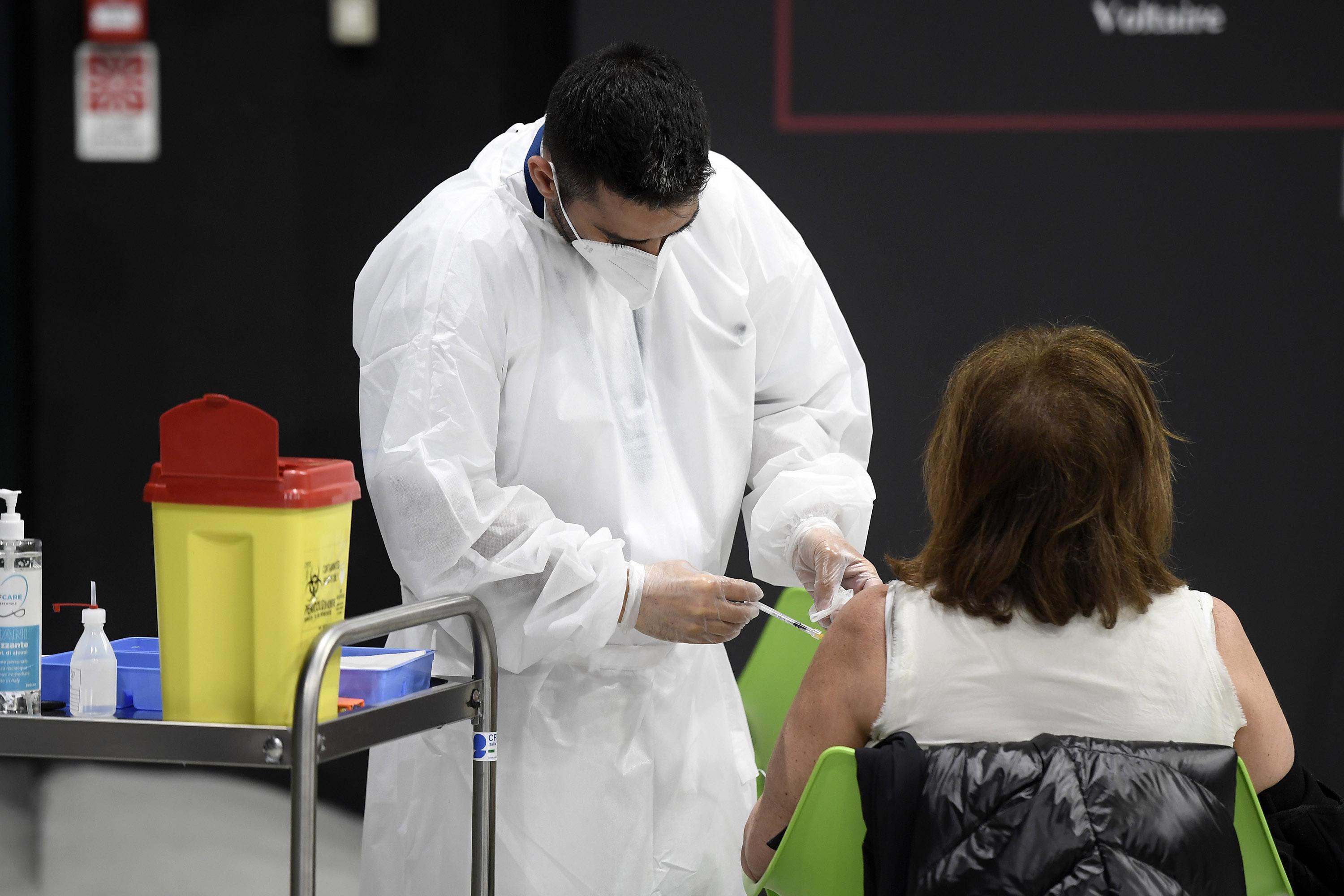 Oggi nel Lazio partono le vaccinazioni anti-Covid - influenza e polmonite