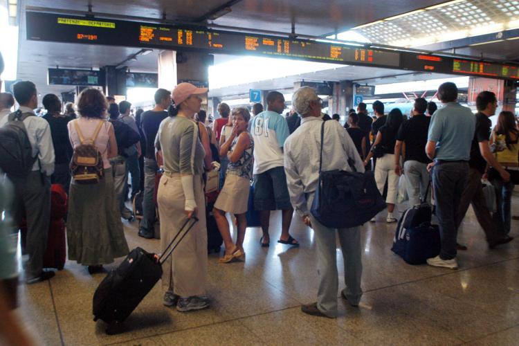 Treni bloccati a Roma, stop circolazione tra Termini e Tiburtina per guasto alla linea