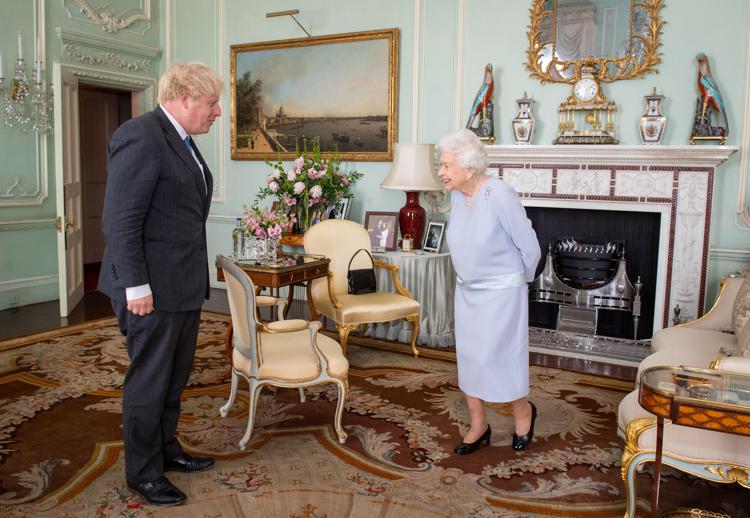 Boris Johnson e la rivelazione sulla regina Elisabetta II: 