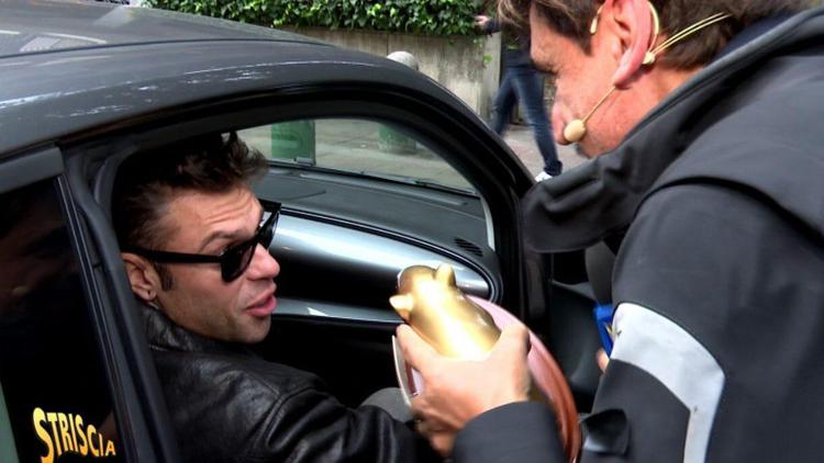 Fedez riceve il Tapiro da Valerio Staffelli - Striscia la notizia