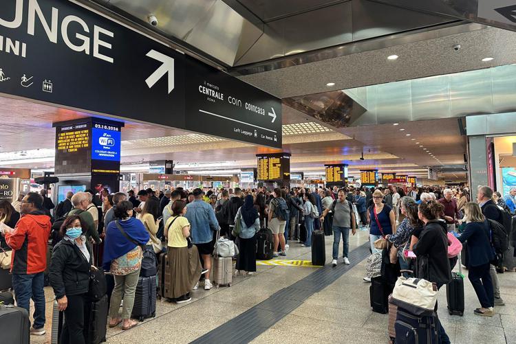 Persone in attesa alla stazione di Roma Termini