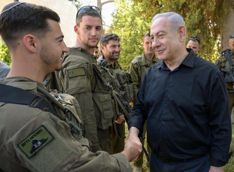 Netanyahu con soldati israeliani