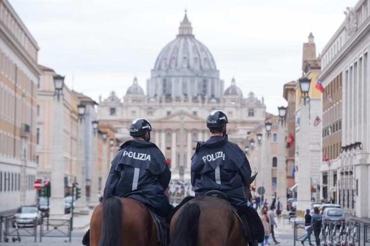 Polizia in piazza San Pietro - (Fotogramma)