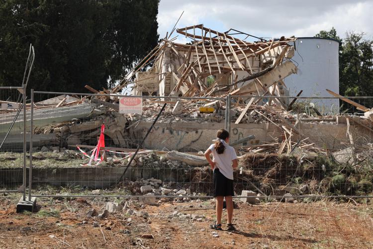 Edificio distrutto da missile iraniano in Israele (Afp)