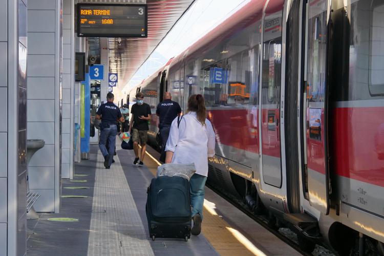 Treno in stazione - Fotogramma